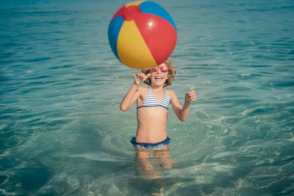 Criança Feliz Brincando Mar Miúdo Divertir Nas Férias Verão Conceito — Fotografia de Stock