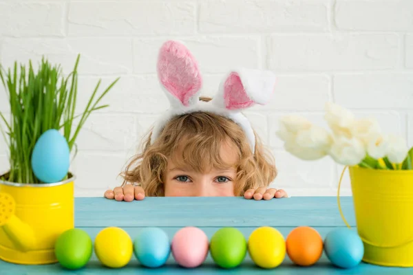 Дитячий Великодній Кролик Малюк Грає Кроликом Яйцями Концепція Весняних Свят — стокове фото