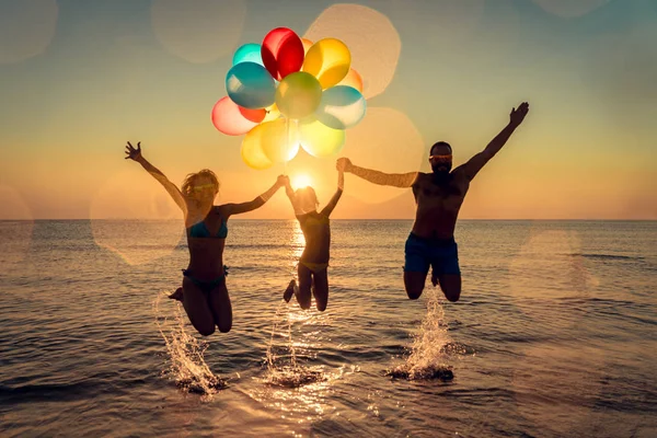 Feliz Familia Saltando Mar Gente Divierte Aire Libre Vacaciones Verano — Foto de Stock