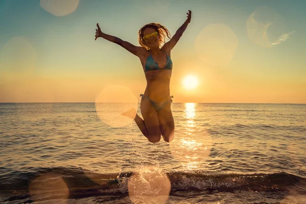 Mujer Feliz Saltando Mar Persona Que Divierte Aire Libre Vacaciones —  Fotos de Stock