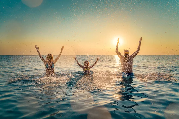 Família Feliz Brincando Mar Pessoas Divertir Livre Verão Férias Conceito — Fotografia de Stock