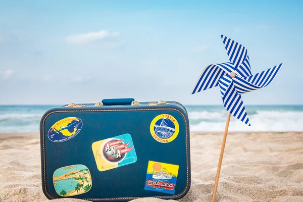 Vintage Blå Resväska Stranden Sommar Semester Och Resa Koncept — Stockfoto