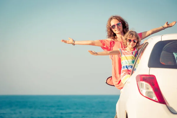 愉快的家庭乘车旅行 人们在海滩上玩得很开心 暑假理念 — 图库照片