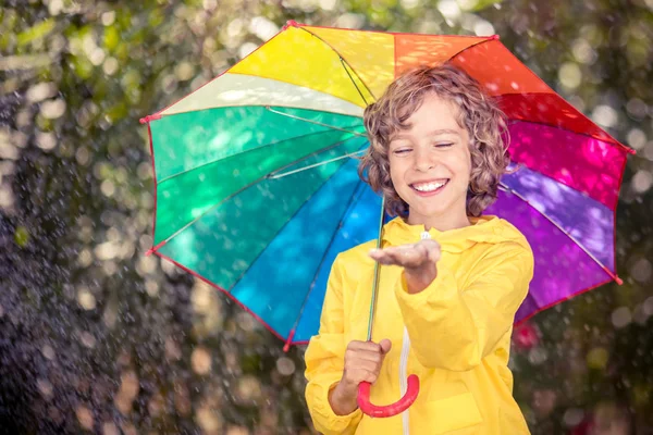 Glückliches Kind Das Regen Spielt Kleines Mädchen Mit Regenschirm Vergnügt — Stockfoto