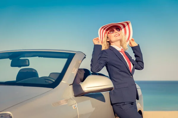 Joven Empresaria Exitosa Playa Mujer Pie Cerca Del Coche Clásico —  Fotos de Stock