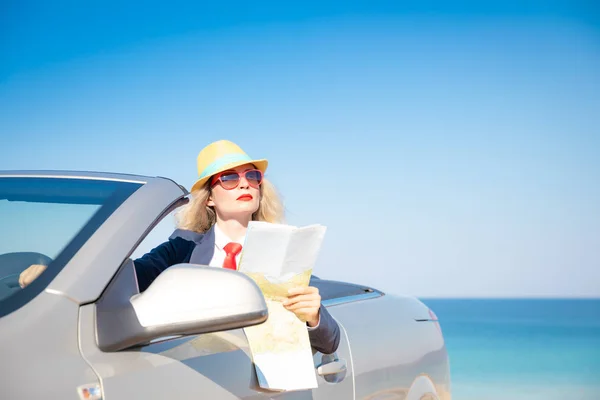 Joven Empresaria Exitosa Playa Mujer Sentada Coche Clásico Del Cabriolet —  Fotos de Stock