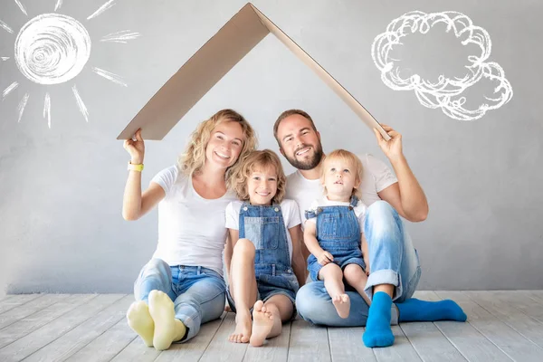 Famiglia Felice Con Due Figli Che Giocano Una Nuova Casa — Foto Stock