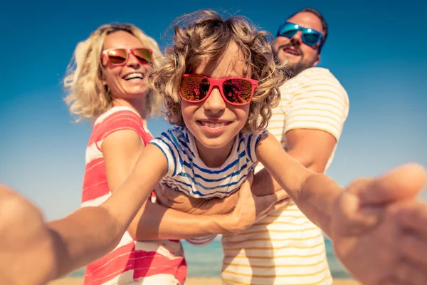 Szczęśliwa Rodzina Wakacje Ludzie Zabawy Plaży Aktywny Zdrowy Tryb Życia — Zdjęcie stockowe