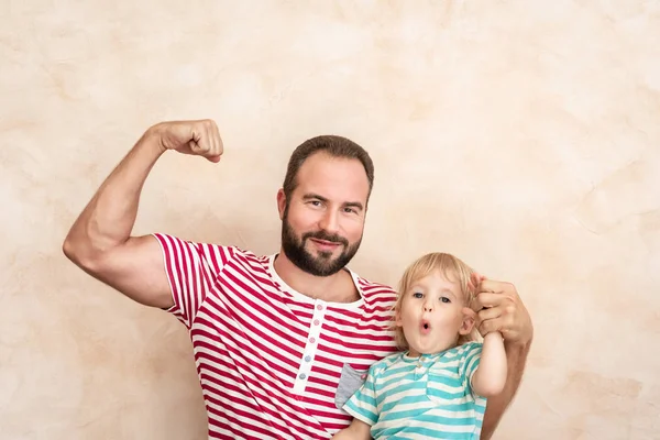 男と家庭の子供 父と息子で一緒に楽しんで 家族の休日のコンセプトです 幸せな父の日 — ストック写真