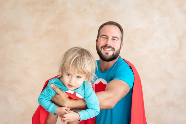 Hombre Niño Súper Héroe Casa Padre Hijo Superhéroes Divirtiéndose Juntos — Foto de Stock