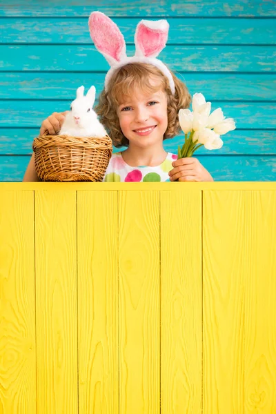 Kind Easter Bunny Banner Leeg Houden Kind Spelen Met Konijn — Stockfoto