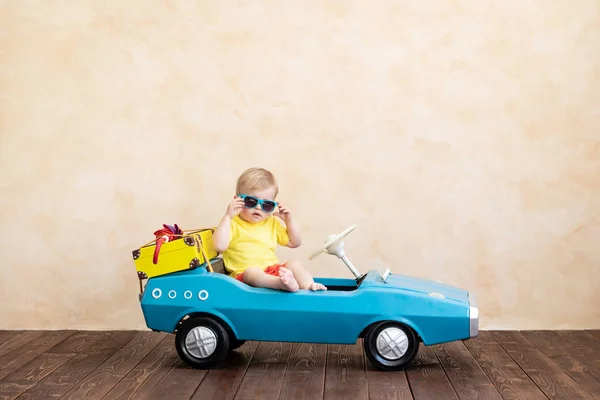 Mutlu Çocuk Sürme Oyuncak Eski Model Araba Komik Çocuk Evde — Stok fotoğraf