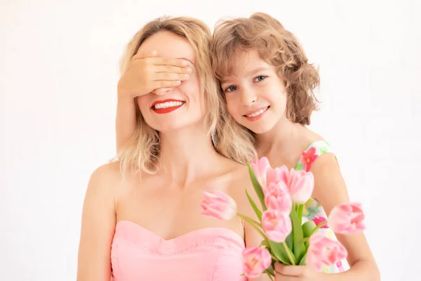 Enfant Donnant Bouquet Tulipes Femme Mère Fille Amusent Ensemble Concept — Photo