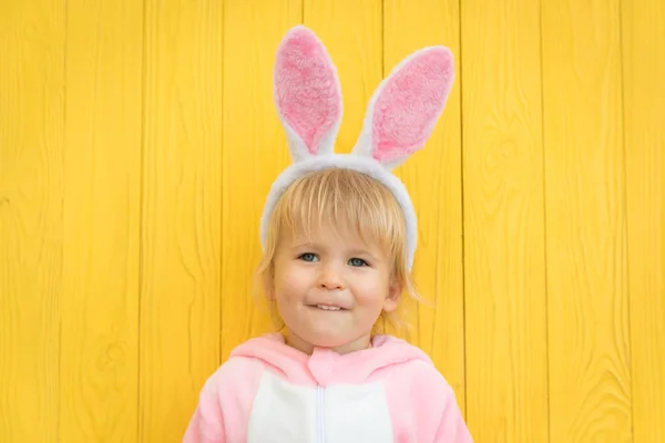 Chico Gracioso Vistiendo Conejo Pascua Niño Divirtiéndose Casa Concepto Vacaciones —  Fotos de Stock