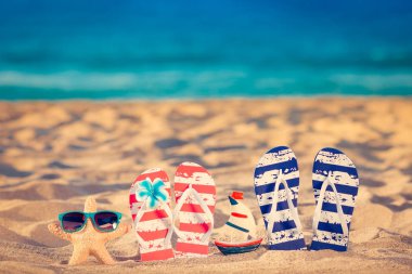 Plaj Flip-flop kum üzerinde. Yaz tatil kavramı