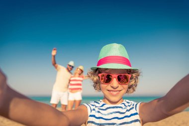 Mutlu aile yaz tatil. İnsanlar sahilde eğleniyor. Aktif sağlıklı yaşam tarzı