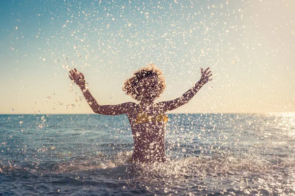 Feliz Niño Jugando Mar Chico Divirtiéndose Vacaciones Verano Concepto Estilo — Foto de Stock