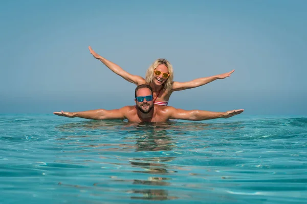 Gelukkige Paar Spelen Zee Man Vrouw Plezier Zomervakantie Gezonde Actieve — Stockfoto