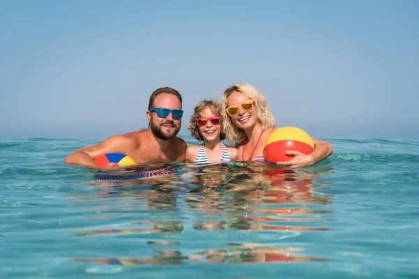 Familia Feliz Jugando Mar Niño Madre Padre Divierten Las Vacaciones — Foto de Stock