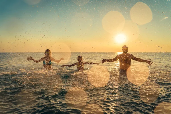 Família Feliz Brincando Mar Pessoas Divertir Livre Verão Férias Conceito — Fotografia de Stock