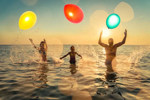 Щаслива Сім Грає Морі Люди Розважаються Відкритому Повітрі Літні Канікули — стокове фото