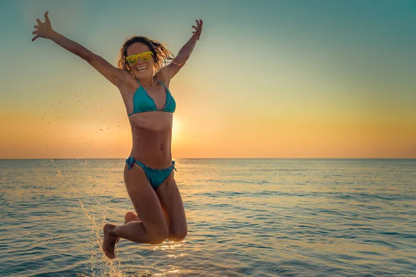 Uma Mulher Feliz Saltar Mar Pessoa Divertindo Livre Verão Férias — Fotografia de Stock