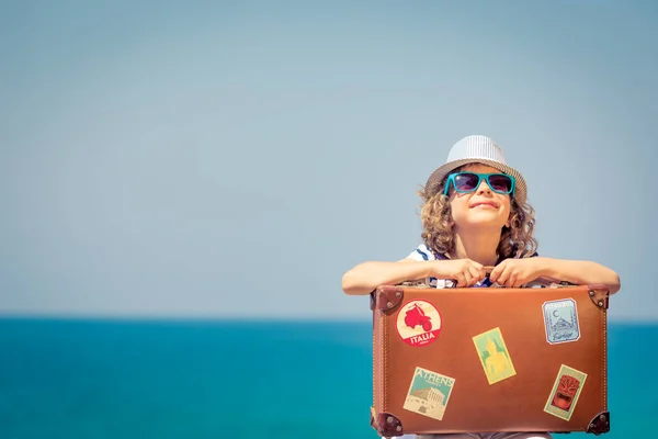 Enfant Heureux Avec Valise Sur Plage Gamin Profite Vacances Été — Photo