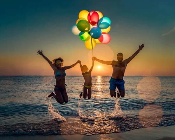 Famiglia Felice Che Salta Mare Gente Diverte All Aperto Vacanza — Foto Stock