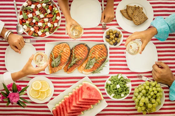 Vista Dall Alto Del Tavolo Con Pesce Insalate Frutta Verdura — Foto Stock