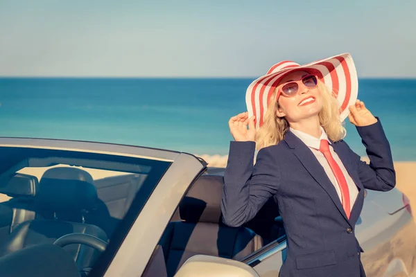 Framgångsrik Ung Affärskvinna Stranden Kvinna Som Står Nära Cabriolet Klassiska — Stockfoto