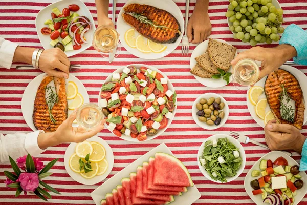 Vista Dall Alto Del Tavolo Con Pesce Insalate Frutta Verdura — Foto Stock