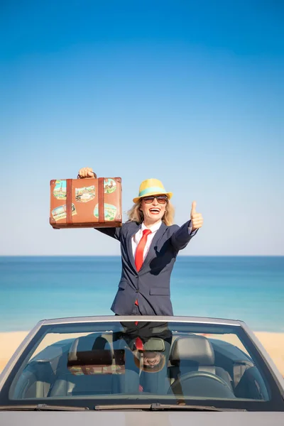 Framgångsrik Ung Affärskvinna Stranden Kvinna Som Står Cabriolet Klassiska Bilen — Stockfoto