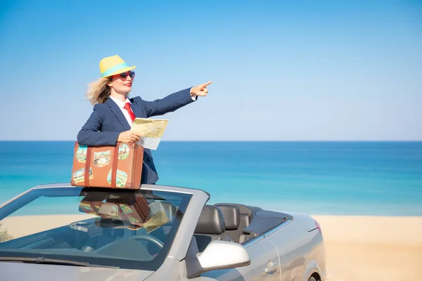 Udanego Interesu Młody Plaży Kobieta Stojąc Cabriolet Klasycznego Samochodu Koncepcja — Zdjęcie stockowe