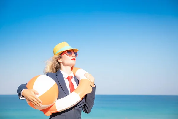 Una Exitosa Mujer Negocios Playa Mujer Joven Contra Mar Cielo — Foto de Stock