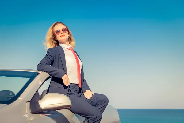 Sahilde Başarılı Genç Kadını Cabriolet Klasik Otomobil Üzerinde Oturan Bir — Stok fotoğraf