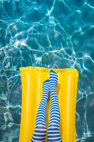 Sexy Frauenbeine Der Nähe Des Schwimmbades Sommerferienkonzept — Stockfoto