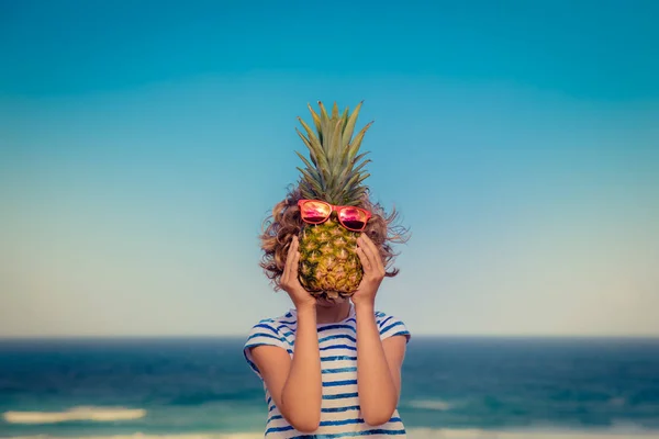 Αστεία Πορτραίτο Του Παιδιού Παιδί Έχει Διασκέδαση Στην Παραλία Καλοκαιρινές — Φωτογραφία Αρχείου
