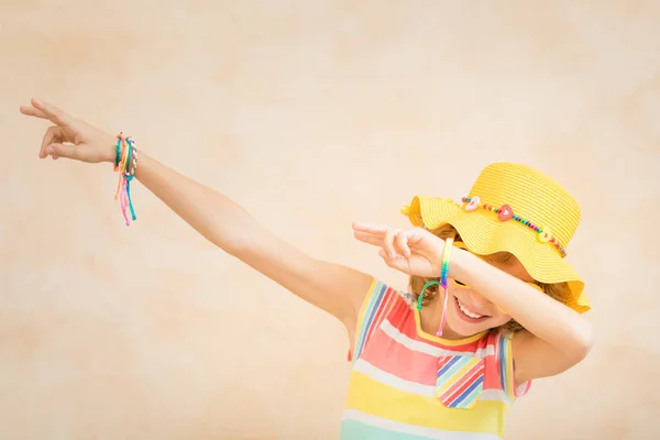 Adolescente Feliz Joga Férias Verão — Fotografia de Stock