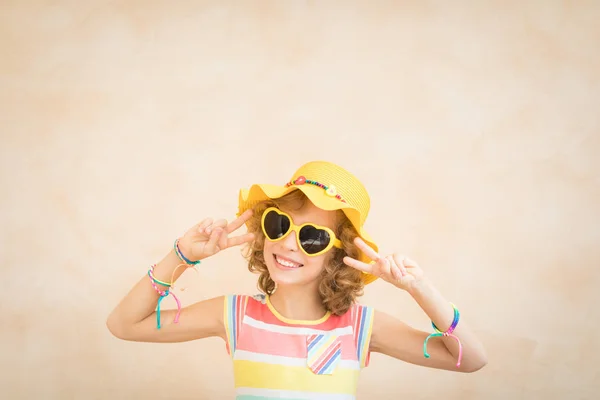 Glücklicher Teenager Spielt Den Sommerferien — Stockfoto