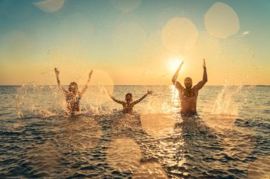 Mutlu aile denizde oynarken