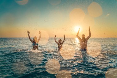 Mutlu aile denizde oynarken