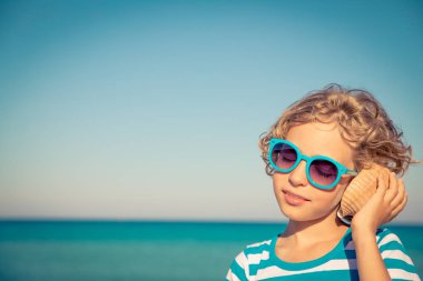 Eğlenceli yaz tatili olan çocuğun