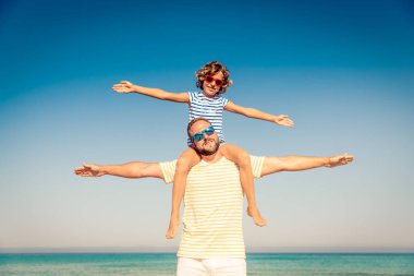 Aile yaz tatil plaj deniz