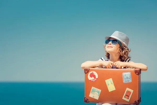 Kind geniet een zomervakantie aan zee — Stockfoto