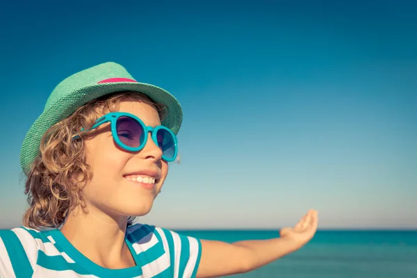 Enfant qui s'amuse en vacances d'été — Photo