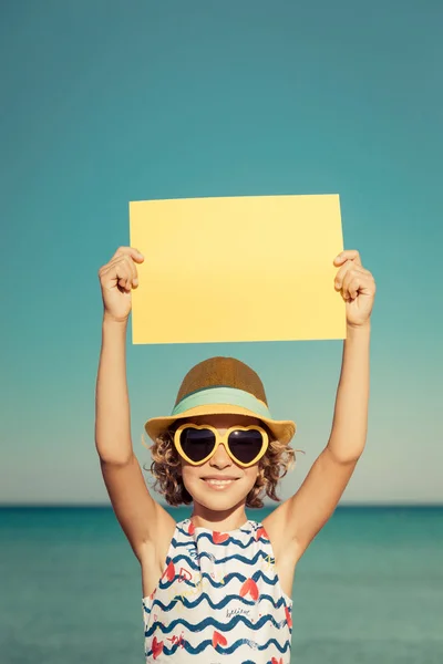 Bambino che si diverte in vacanza estiva — Foto Stock