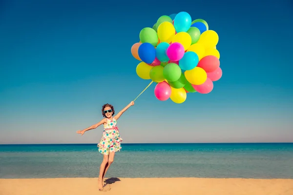 Dítě se těší na letní dovolenou u moře — Stock fotografie