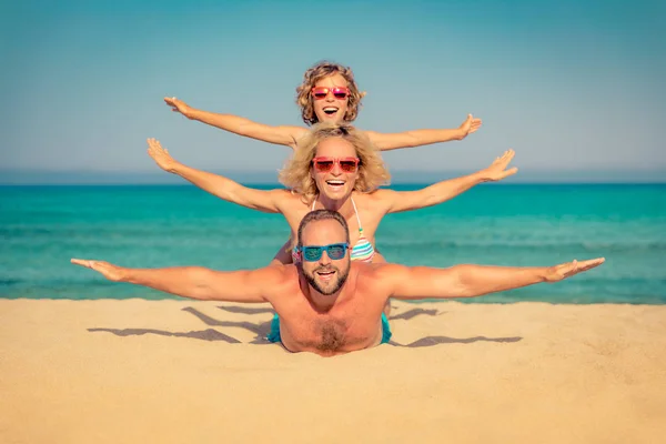 Aile yaz tatil plaj deniz — Stok fotoğraf