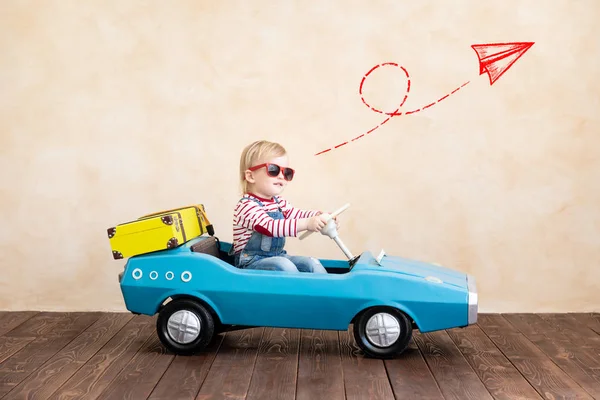 Niño Feliz Montar Juguete Coche Vintage Chico Gracioso Jugando Casa —  Fotos de Stock