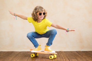 Mutlu çocuk yaz tatillerini üzerinde eğleniyor. Kız paten kapalı sürme portresi